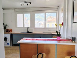 Private kitchen - Grand Jolie T3, balcony, Bright and Cosy in Toulon (Toulon)