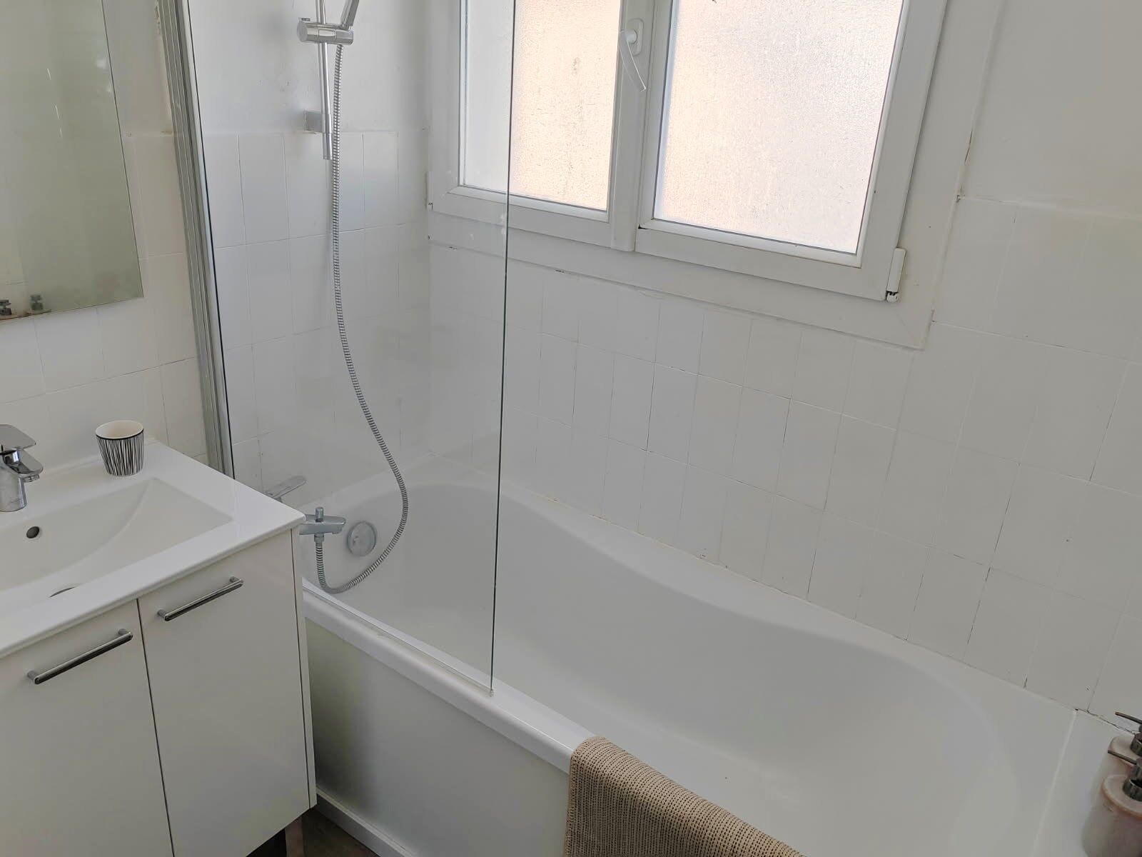 Toallas, jabón y papel higiénico