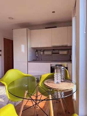 Dining - City view Studio with terrace (London)