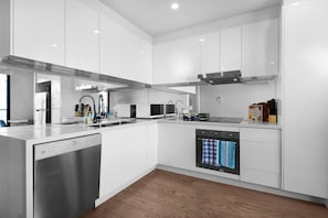 Geladeira, micro-ondas, fogão, cooktop