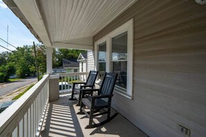 Property grounds - Bungalow 2B 1 BA - Minutes from 5 Points (Columbia)