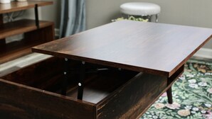 Una mesa de madera con un cajón debajo.