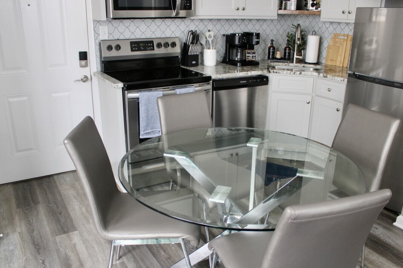 Jääkaappi, mikroaaltouuni, uuni, liesi