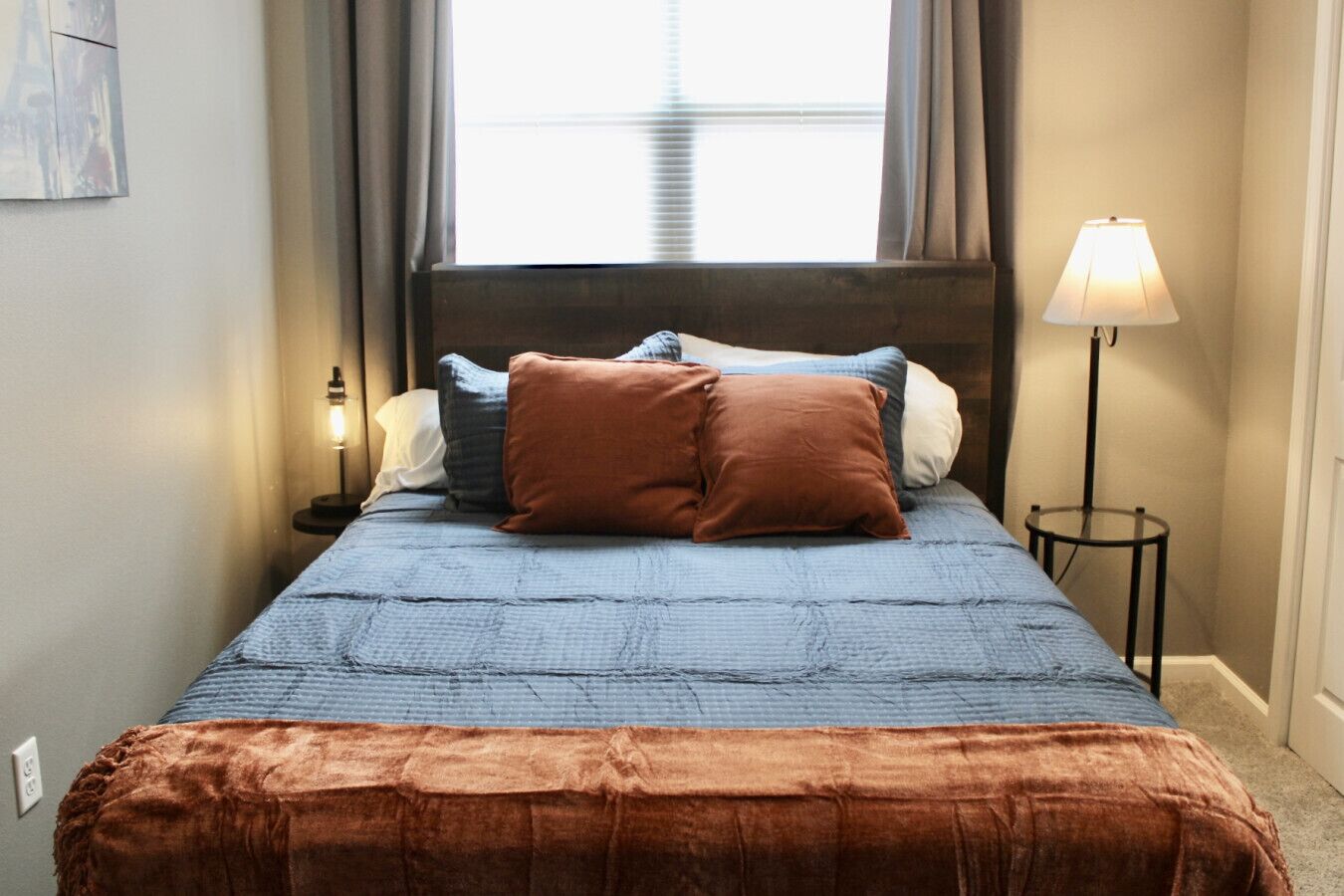 Escritorio, tabla de planchar con plancha, cuna de viaje y wifi