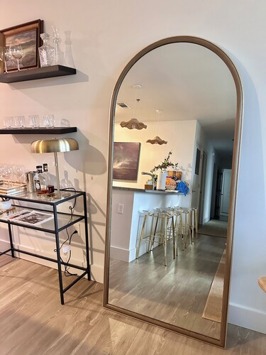 WALK TO THE STADIUM AND THE SQUARE! Sleeps 7, stocked fridge and snacks