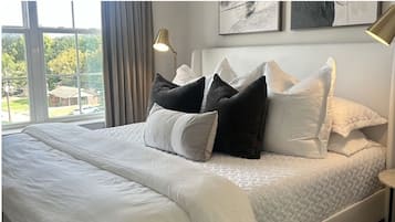 3 bedrooms, iron/ironing board, internet, bed sheets