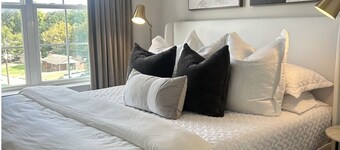 THANKSGIVING on the SQUARE! Walk to your favorite restaurants and shopping!