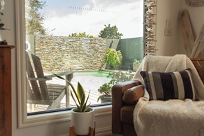 Una piscina al aire libre, una piscina climatizada