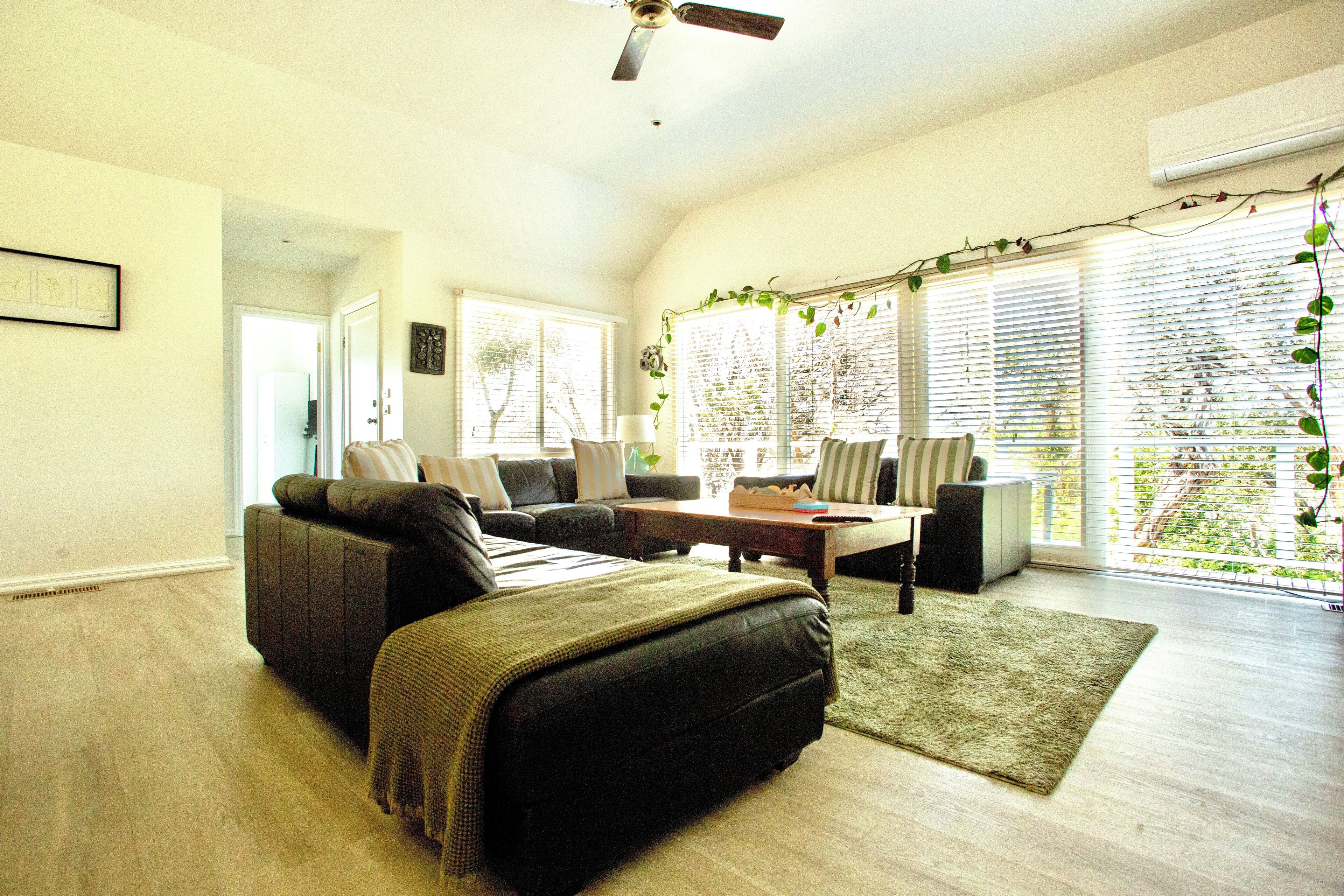 Smart-TV, Kamin, Bücher, Stereoanlage