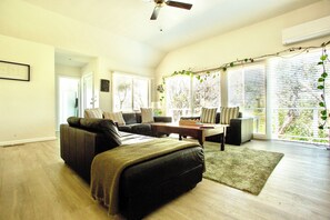 Smart-TV, peis, bøker og stereoanlegg