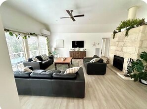 Smart TV, fireplace, books, stereo - Blairgowrie Beach Haven walk to beach or swim in gas heated  pool.Pets welcome  (Blairgowrie)