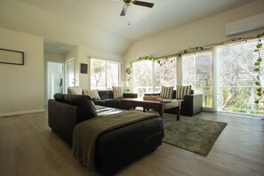 Älytelevisio, takka, kirjoja, stereot