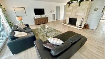 Smart TV, fireplace, books, stereo