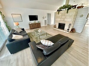 Smart TV, fireplace, books, stereo