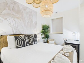 2 dormitoris, escriptori i planxa i posts de planxar