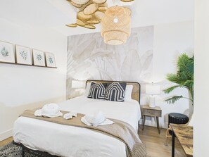 2 dormitorios, escritorio, tabla de planchar con plancha y cuna de viaje