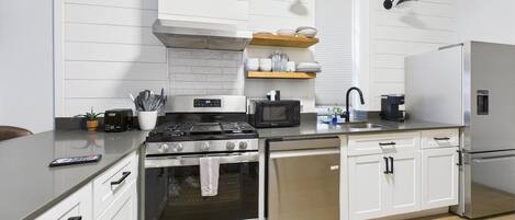 Réfrigérateur, four à micro-ondes, un four, surface de cuisson