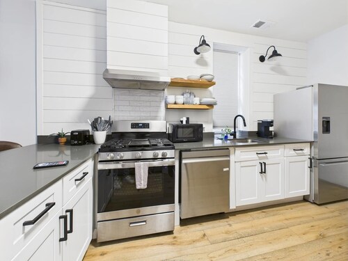 Chicago 2BR, Patio, Free Street Parking Near Wicker Park