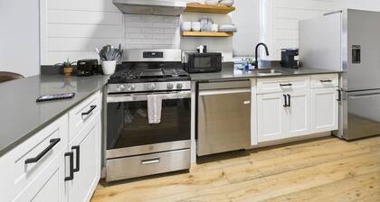 Chicago 2BR, Patio, Free Street Parking Near Wicker Park