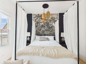 4 quartos, ferros/tábuas de passar roupa, berço de viagem