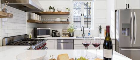 Kjøleskap, mikrobølgeovn, ovn og kokeplater