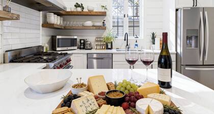 4 BR | Pool Table, 2 Decks + Fire Pit, Free Street Parking, 5 Gbps, and W/D