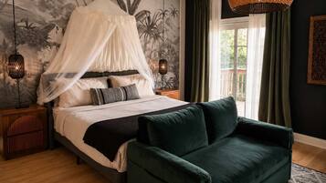 4 bedrooms, iron/ironing board, WiFi (free), bed sheets