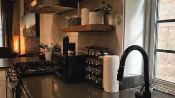 Geladeira, micro-ondas, fogão, cooktop