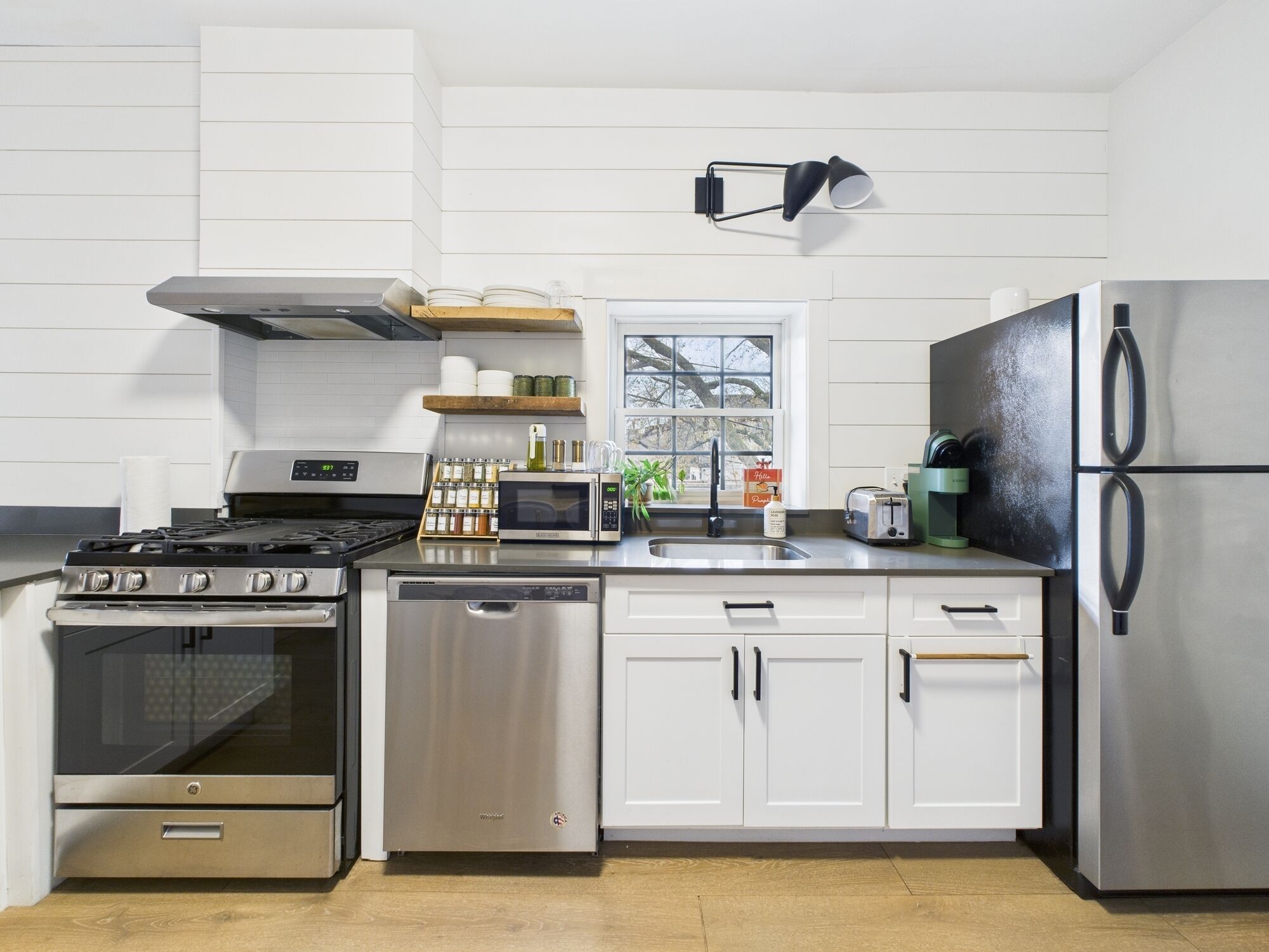 Réfrigérateur, four à micro-ondes, un four, surface de cuisson