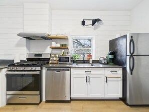 Refrigerador, microondas, horno y parrilla de estufa 