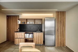 Refrigerador, microondas, placa de cocina, utensilios de cocina