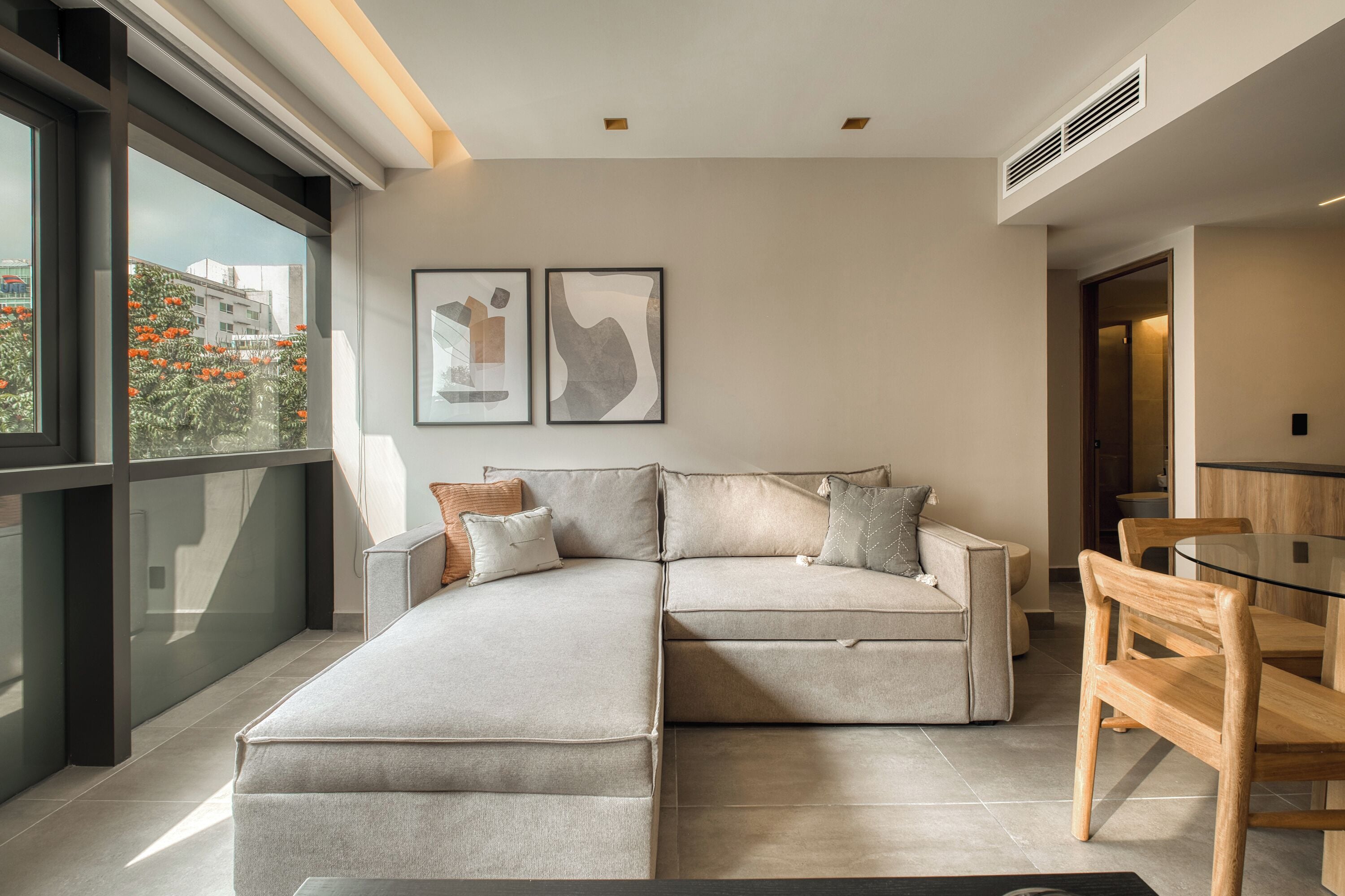 럭셔리 아파트, 침실 1개 | 거실 | 디지털 채널 시청이 가능한 55인치 스마트 TV