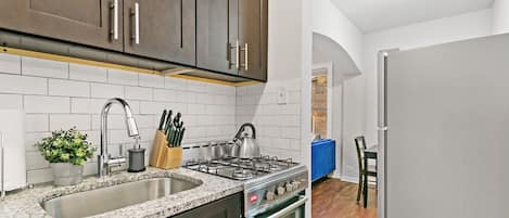 Classic Studio, 1 Queen Bed | Private kitchen | Fridge, microwave, oven, stovetop