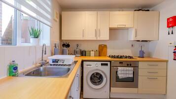 Lemari es, microwave, oven, dan kompor