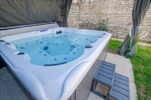 Outdoor spa tub - La Bulle de July - ARGANCON (ARGANCON)