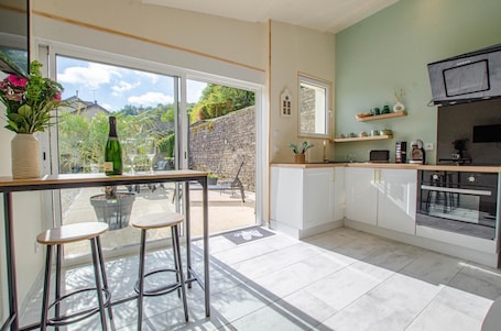 Microwave, high chair. La Bulle de July - ARGANCON