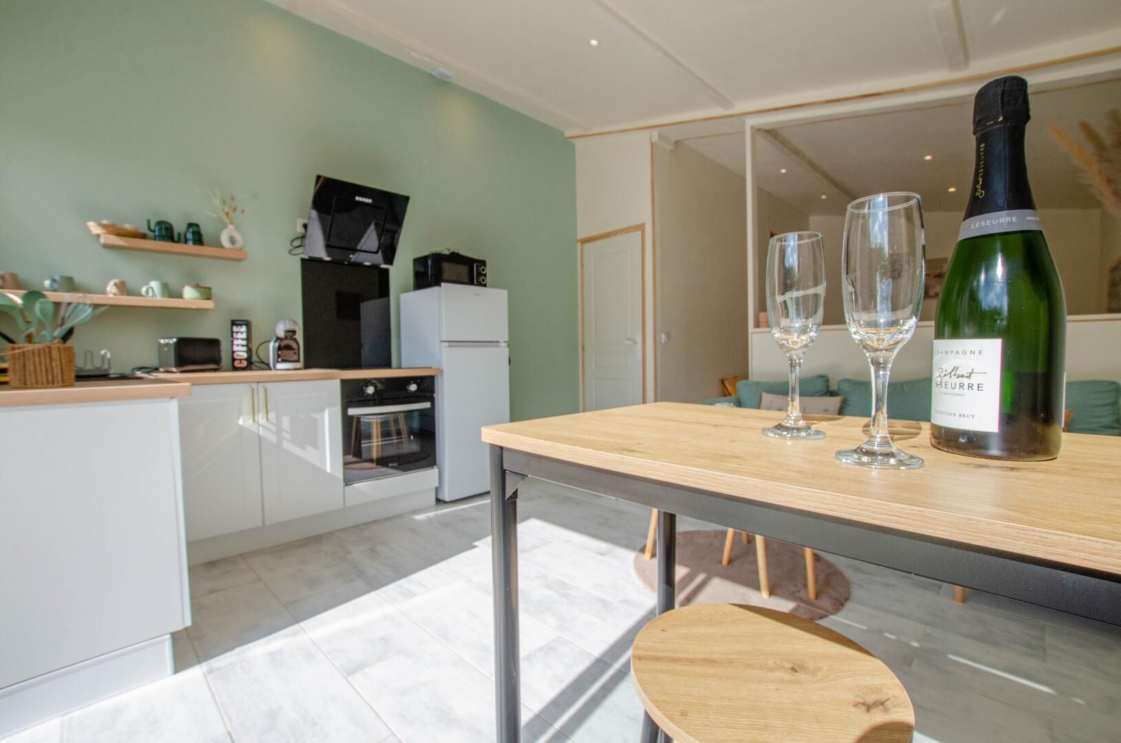 微波炉、高脚椅