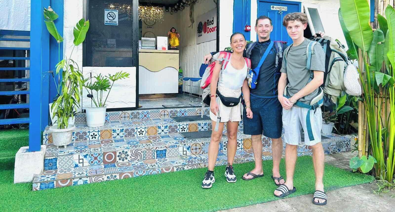 Un edificio con una entrada de azulejos coloridos, una recepción y un cartel que indica una oficina.