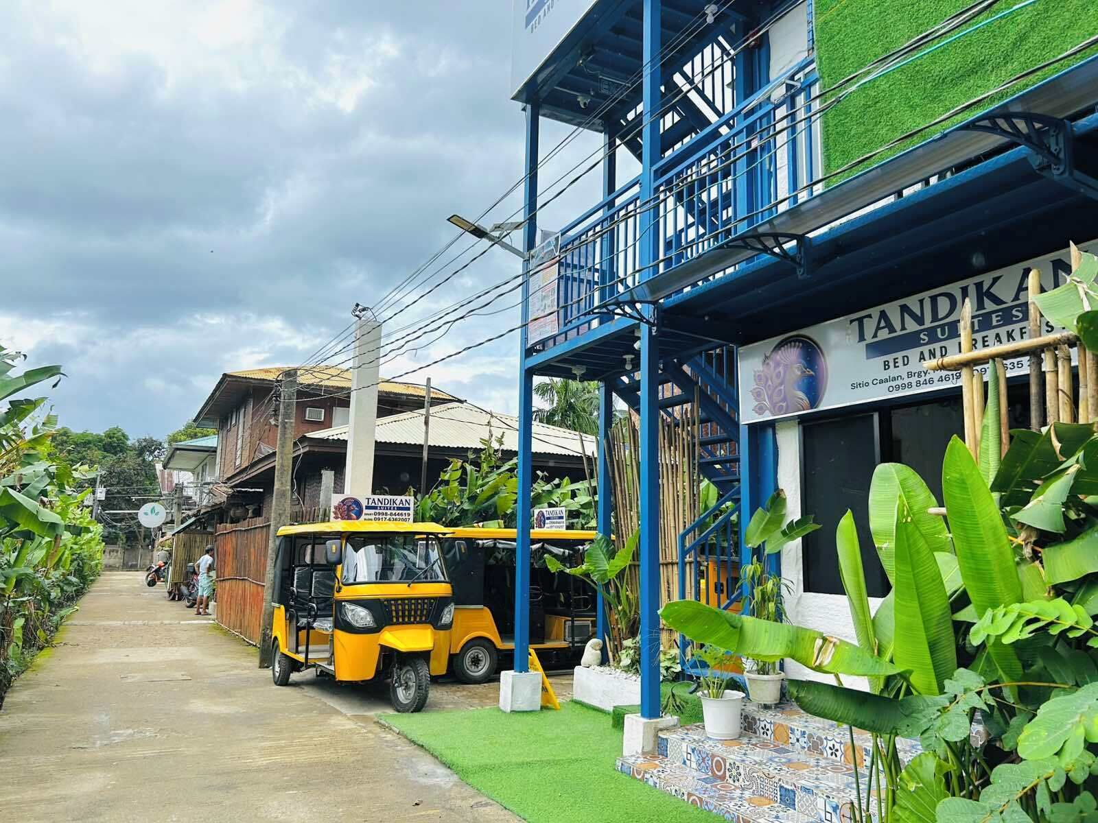 Un edificio con un letrero que dice 'Tandikan' y 'Situs Caulan, Brgy. 1'.