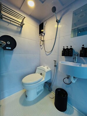 Shower, rainfall showerhead, free toiletries, bidet