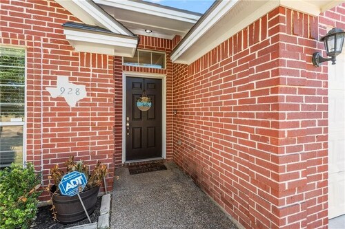 Spacious 4-bedroom house in College Station with closed in garage with A/C.