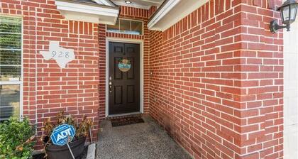 Spacious 4-bedroom house in College Station with closed in garage with A/C.