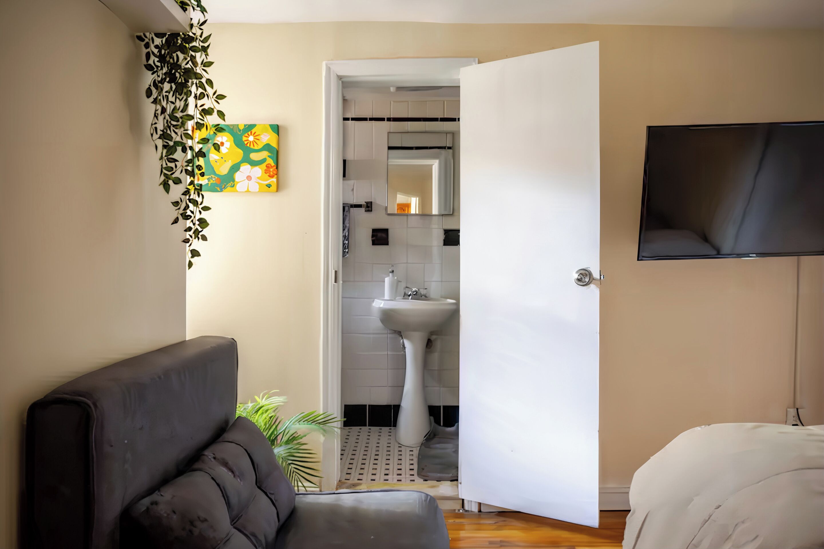 3 bedrooms, iron/ironing board, free WiFi, bed sheets