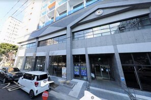 A modern building with a flat roof and large windows. - Jeju The Terrace View (Jeju)