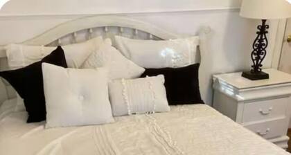 Sleeps 11 Newly Built Detached Guesthouse & Classic Main House