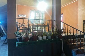 المنشأة من الداخل