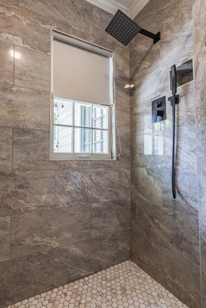 Dusche, Haartrockner, Handtücher, Toilettenpapier