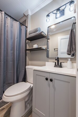 Bruser, hårtørrer, håndklæder, Toiletpapir