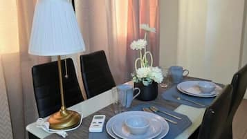 Double Room, City View | In-room dining