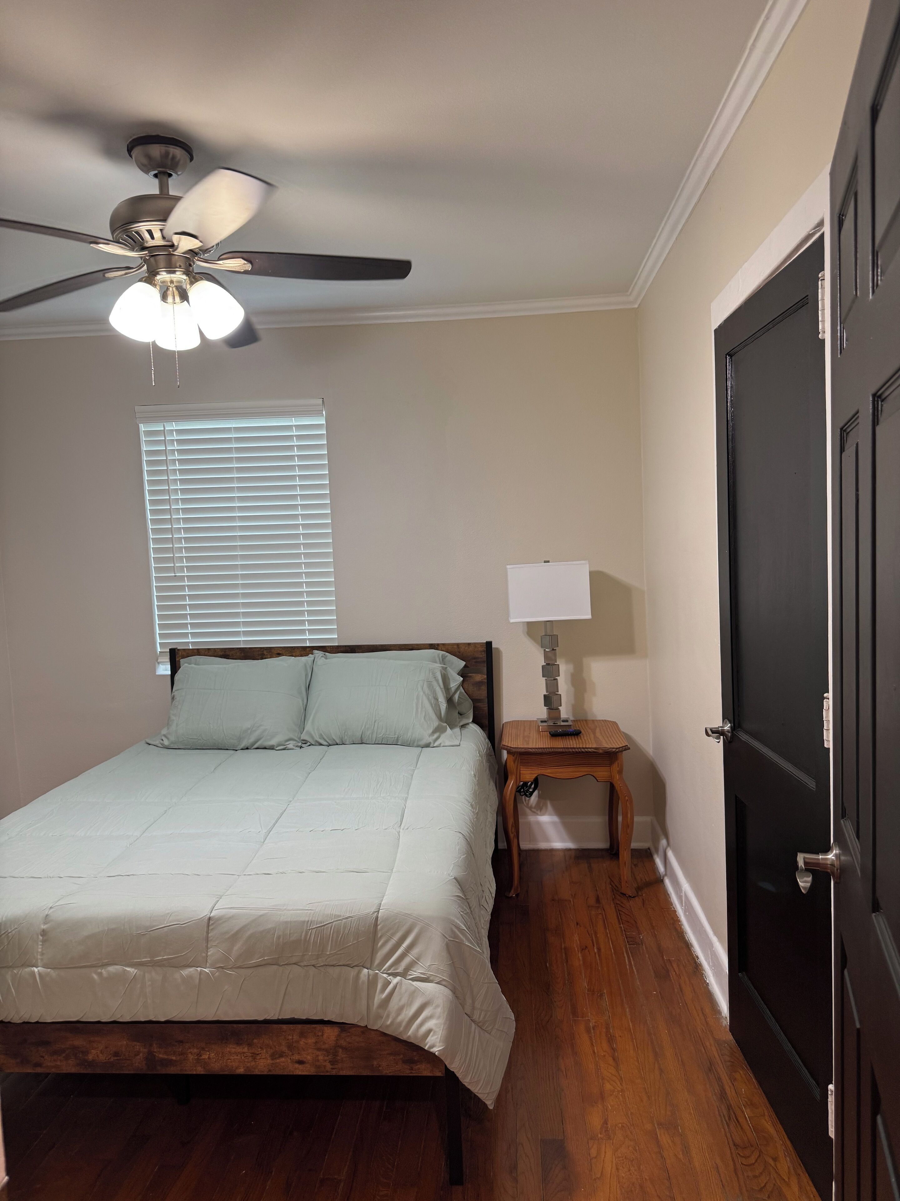 2 多间卧室、熨斗/熨衣板、WiFi、床单